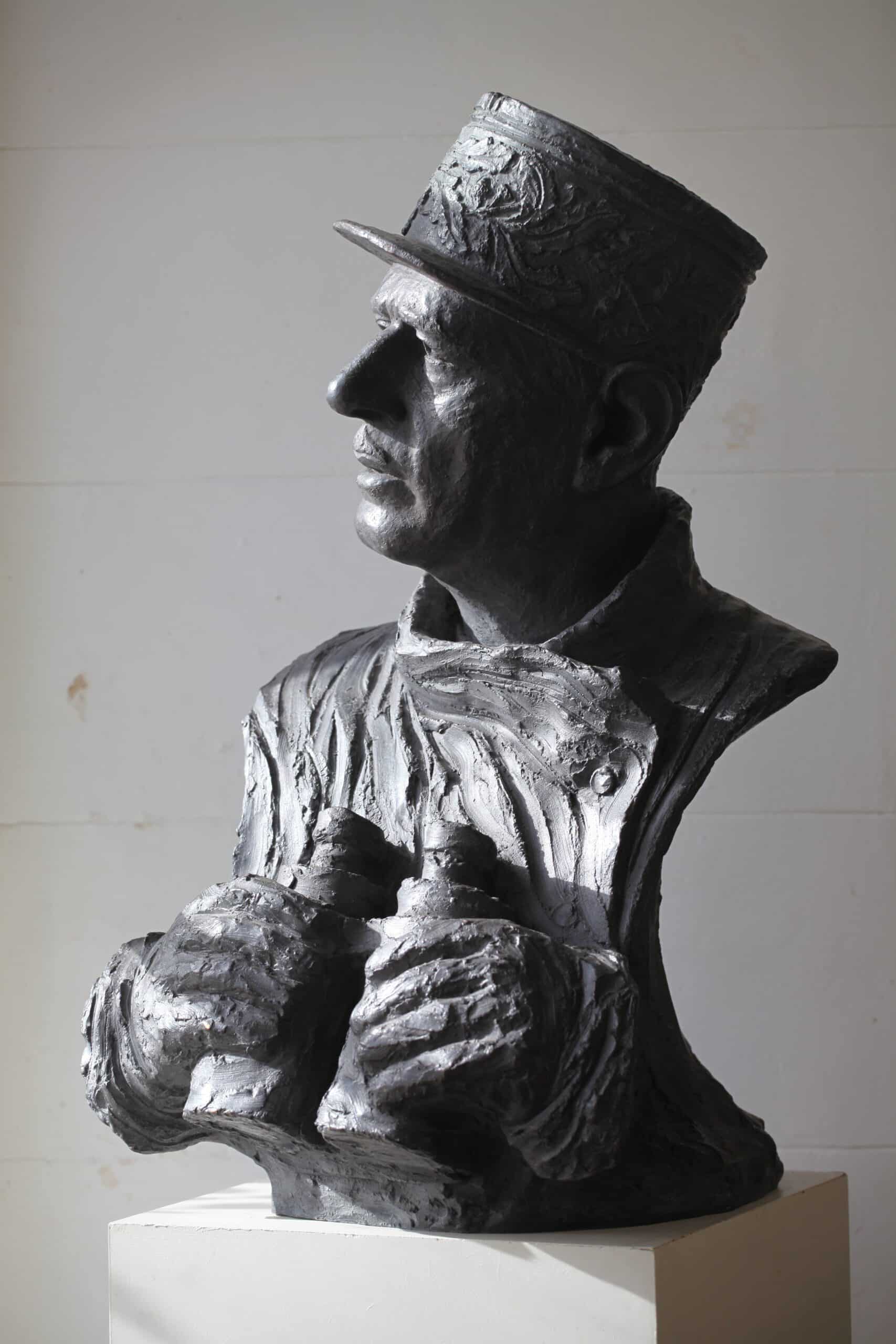 Buste du Général de Gaulle, Musée de la résistance à Fargniers, Hall d'honneur de la Préfecture d'Amiens, espace privé à l'aéroport Roissy Charles de Gaulle à Paris